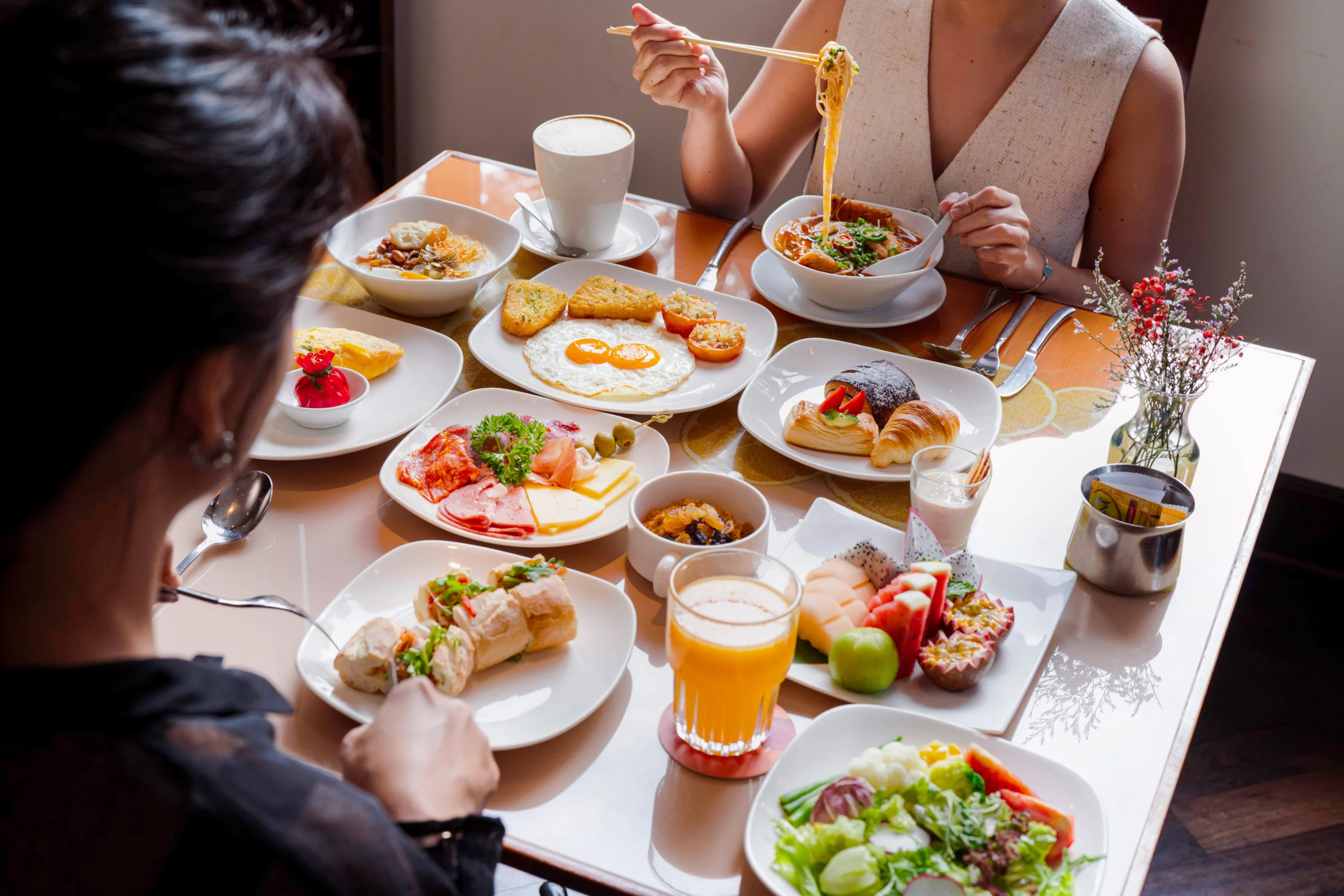 CHIT CHAT AT THE CAFÉ